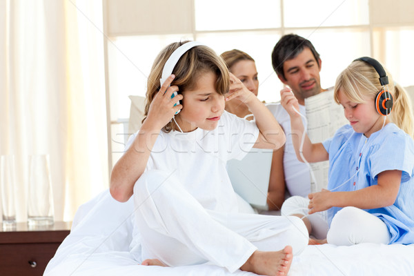 Vidám testvérek hallgat zene fejhallgató otthon Stock fotó © wavebreak_media