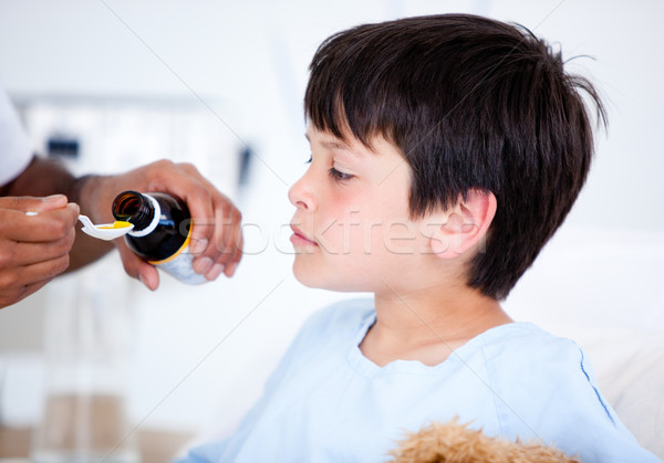Aranyos beteg kicsi fiú elvesz gyógyszer Stock fotó © wavebreak_media