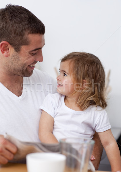 Foto stock: Padre · lectura · periódico · sonriendo · hija · cocina