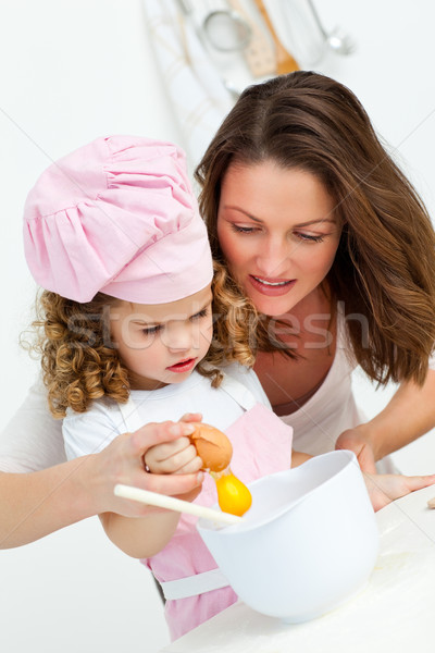 Imagine de stoc: Mamă · fiica · ouă · gătit · împreună · bucătărie