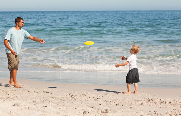 Băiat joc frisbee tată apă Imagine de stoc © wavebreak_media