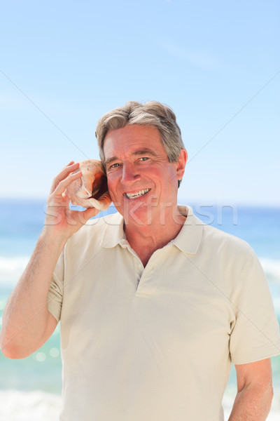 高級 男子 聽 殼 海灘 微笑 商業照片 © wavebreak_media