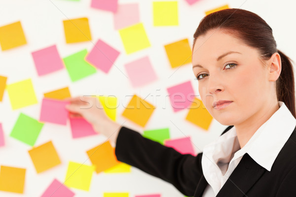 [[stock_photo]]: Responsable · femme · note · blanche · mur · bureau