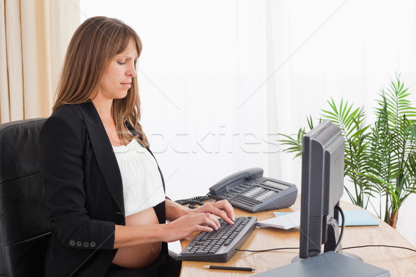 Foto stock: Encantador · mujer · embarazada · de · trabajo · ordenador · oficina · bebé