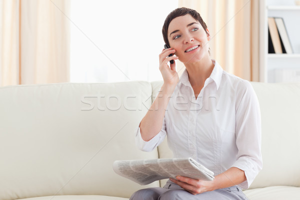Stok fotoğraf: Kadın · cep · telefonu · gazete · oturma · odası · ev