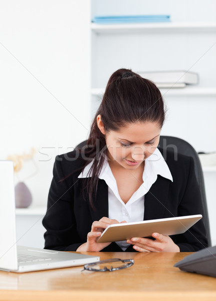 Jóvenes mujer de negocios touchpad ordenador mujer Foto stock © wavebreak_media