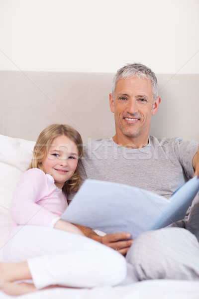Portre baba okuma öykü kız yatak odası Stok fotoğraf © wavebreak_media