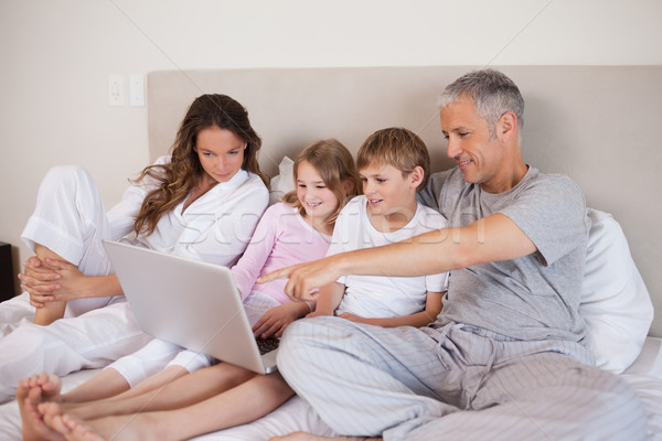 Aile dizüstü bilgisayar kullanıyorsanız yatak odası gülümseme ev dizüstü bilgisayar Stok fotoğraf © wavebreak_media