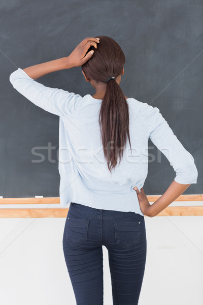 Stock foto: Schwarze · Frau · Denken · Tafel · Klassenzimmer · Schule · Bildung