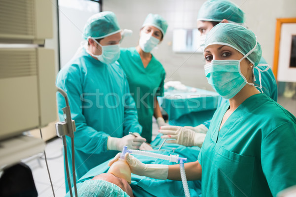 Verpleegkundige zuurstofmasker naar camera Stockfoto © wavebreak_media