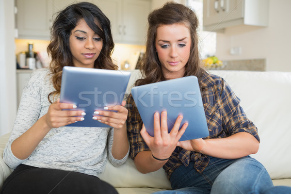 兩個女人 看 片劑 電腦 沙發 商業照片 © wavebreak_media