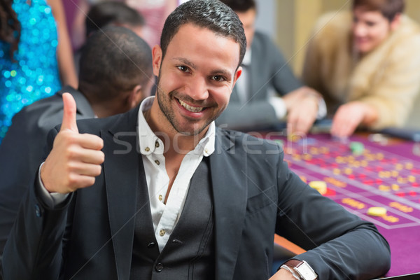 Glimlachend man casino roulette tabel Stockfoto © wavebreak_media
