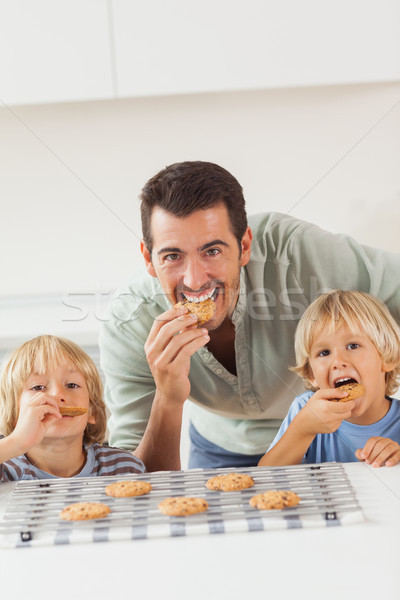厨房 · 房子 · 男子 / father and his sons eating cookies in