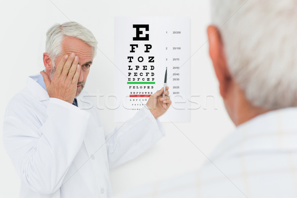 Foto stock: Pediatra · oculista · altos · paciente · senalando · ojo