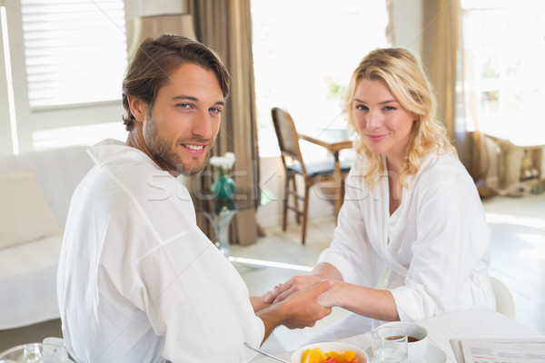 Foto stock: Cute · Pareja · desayuno · junto · tomados · de · las · manos · casa