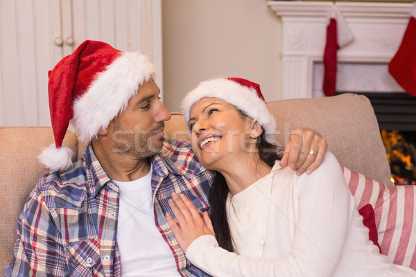 Stockfoto: Glimlachend · paar · knuffelen · bank · home · woonkamer