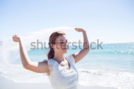Vreedzaam brunette genieten lucht strand vrouw Stockfoto © wavebreak_media