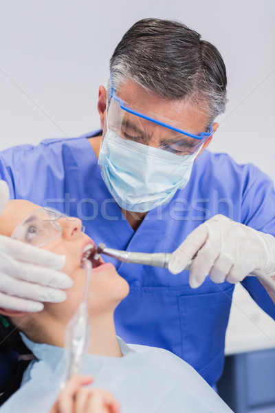 Dentista mascarilla quirúrgica gafas de seguridad examinar paciente Foto stock © wavebreak_media