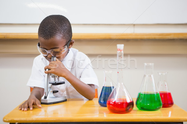 Guardando microscopio scuola bambino istruzione Foto d'archivio © wavebreak_media