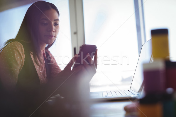 Geschäftsfrau halten Handy Büro jungen Stock foto © wavebreak_media