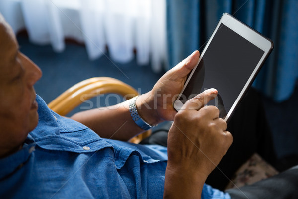 Kilátás idős férfi digitális tabletta öregek otthona Stock fotó © wavebreak_media