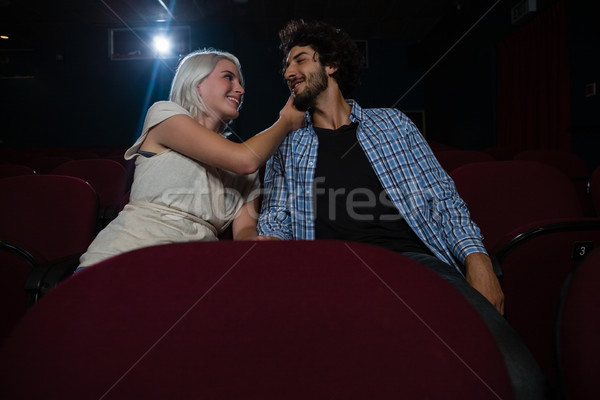 Iubitor cuplu uita alte şedinţei teatru Imagine de stoc © wavebreak_media