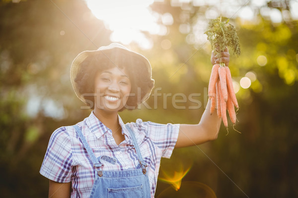 微笑的女人 紅蘿蔔 花園 女子 快樂 商業照片 © wavebreak_media