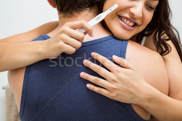 Foto stock: Mulher · olhando · teste · de · gravidez · homem · banheiro