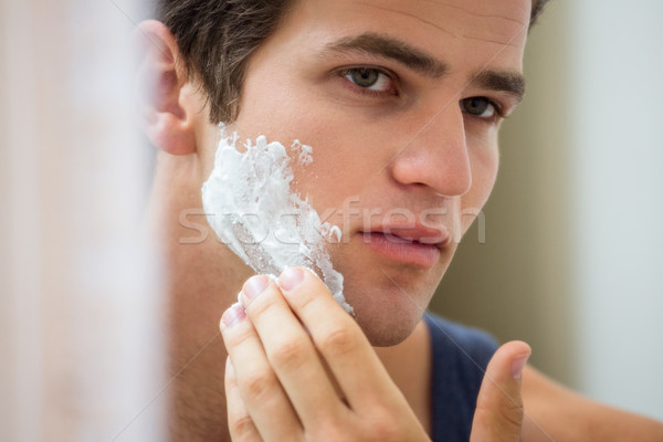 Jeune homme mousse visage réflexion puce [[stock_photo]] © wavebreak_media