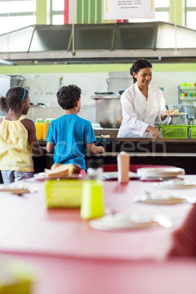 Nő adag étel iskolás gyerekek étkezde gyermek Stock fotó © wavebreak_media