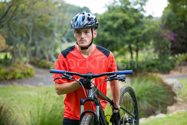 Männlich Radfahrer tragen Mountainbike Fuß Park Stock foto © wavebreak_media