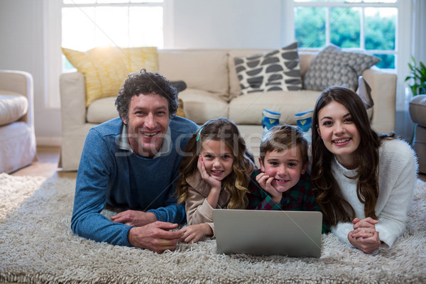 Portrait famille utilisant un ordinateur portable maison ordinateur homme [[stock_photo]] © wavebreak_media