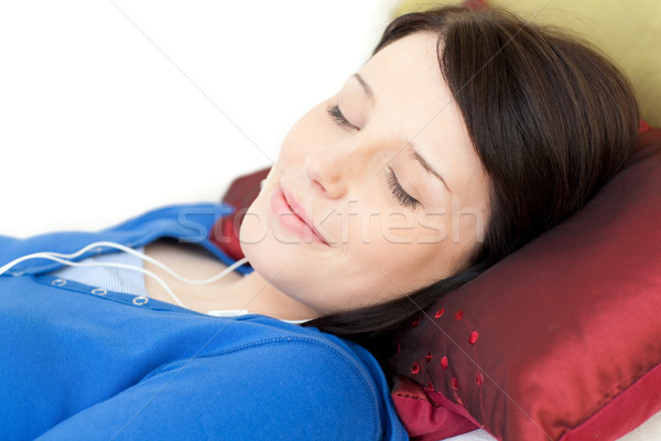 Mulher jovem escuta música sofá sala de estar Foto stock © wavebreak_media