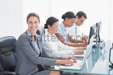 Zâmbitor femeie de afaceri vorbesc telefon calculator birou Imagine de stoc © wavebreak_media