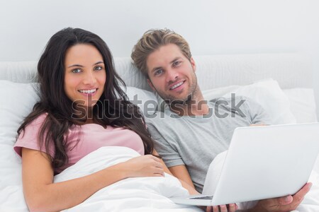 Pár laptopot használ hálószoba szeretet férfi laptop Stock fotó © wavebreak_media