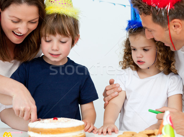 Mom Sohn Schneiden Geburtstagskuchen zusammen Küche Stock foto © wavebreak_media