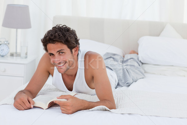 Man lezing boek bed home gelukkig Stockfoto © wavebreak_media