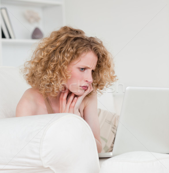 довольно блондинка женщины расслабляющая ноутбука сидят Сток-фото © wavebreak_media