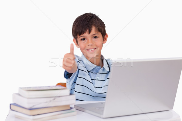 Băiat blocnotes deget mare in sus alb calculator Imagine de stoc © wavebreak_media
