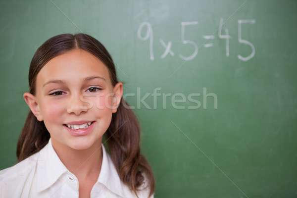 Glimlachend schoolmeisje poseren schoolbord klas school Stockfoto © wavebreak_media