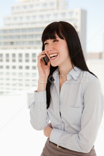 Femeie munca de birou râs telefon mobil telefon muncă Imagine de stoc © wavebreak_media