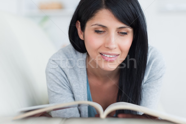 Kobieta czytania książki sofa salon Zdjęcia stock © wavebreak_media