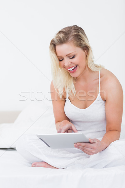 Foto stock: Riendo · ebook · cama · digital · femenino