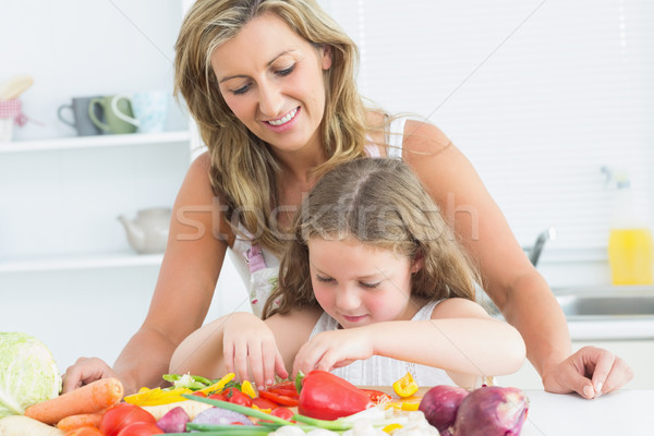 微笑 母親 教學 女兒 蔬菜 女子 商業照片 © wavebreak_media