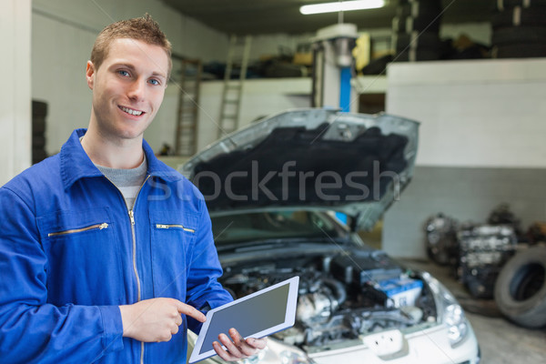 Szczęśliwy mechanik cyfrowe tabletka portret warsztaty Zdjęcia stock © wavebreak_media