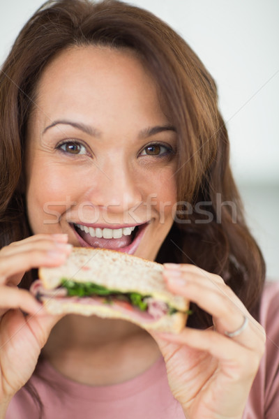 Primer plano retrato mujer comer sándwich hermosa Foto stock © wavebreak_media