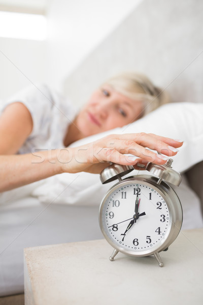 Vrouw hand wekker bed wazig slaperig Stockfoto © wavebreak_media