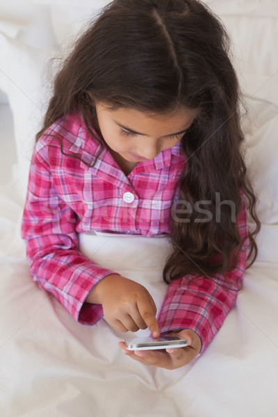 Magasról fotózva kilátás lány sms üzenetküldés ágy fiatal lány Stock fotó © wavebreak_media
