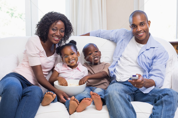 幸福的家庭 看電視 一起 家 客廳 電視 商業照片 © wavebreak_media