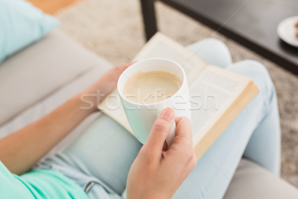 Femme lecture potable café canapé maison [[stock_photo]] © wavebreak_media